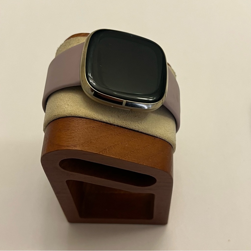 Fitbit Sense Advanced, Gold Case,‎ New Band, Tested, Charger Included - Picture 4 of 6